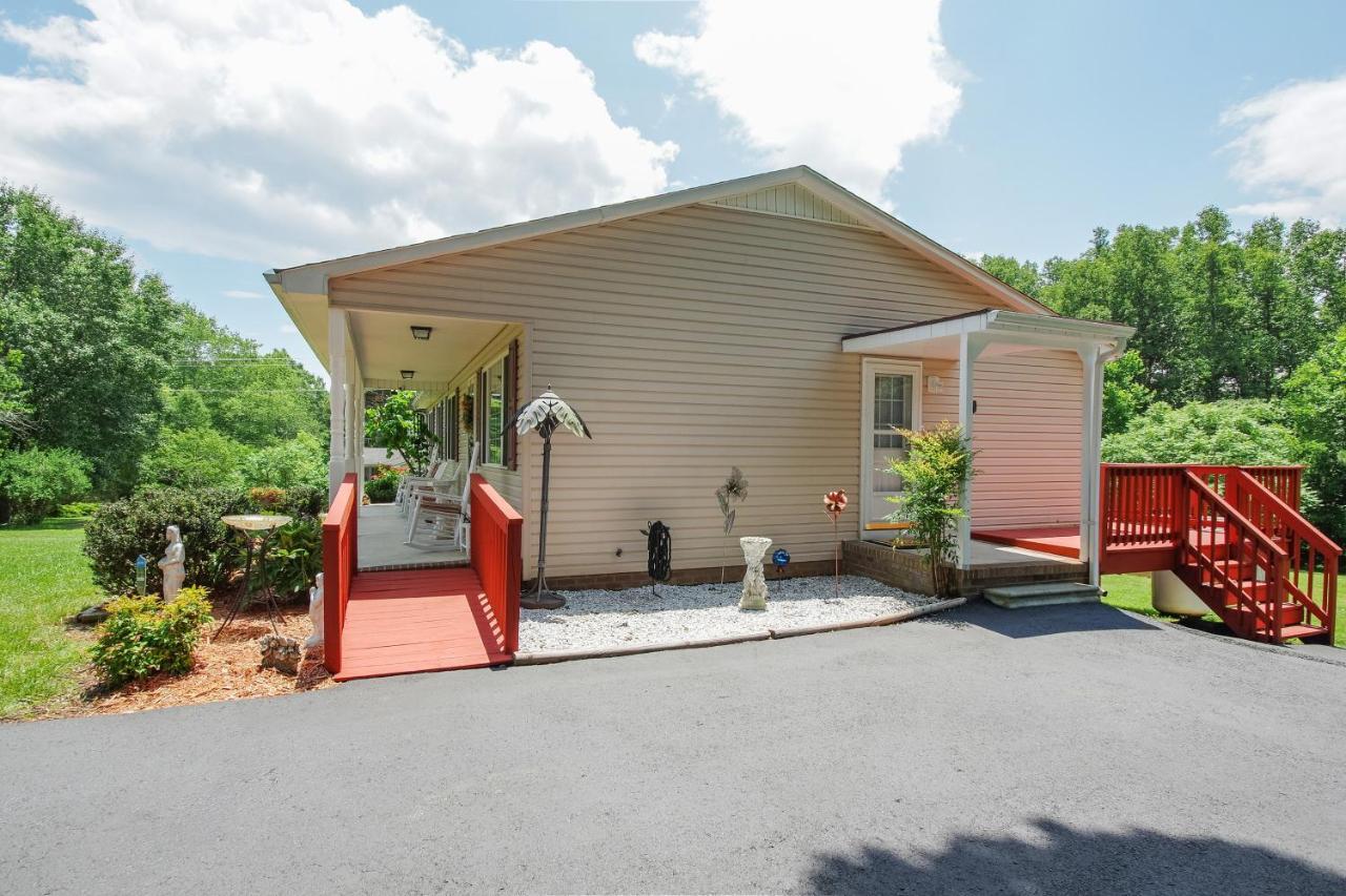 Chatham Getaway With Fireplace, Deck And Gas Grill! Exterior foto