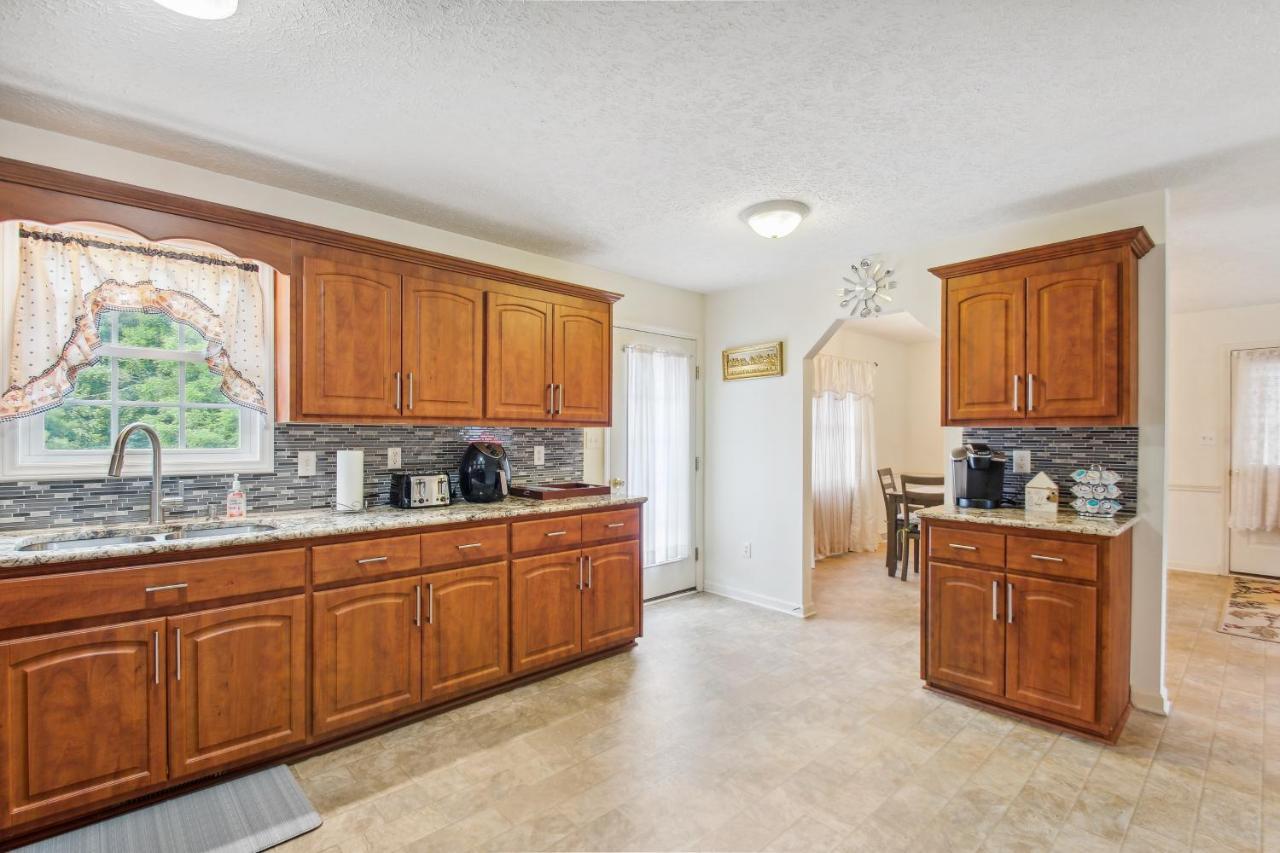 Chatham Getaway With Fireplace, Deck And Gas Grill! Exterior foto